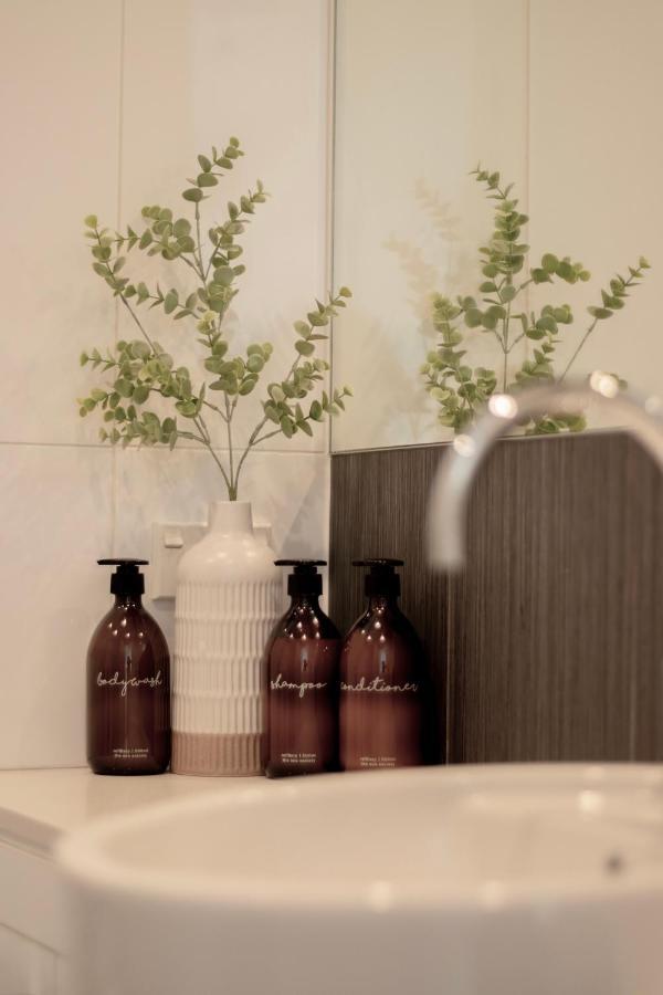 Stylish Haven Luxury Interiors In Prime Location Apartment Queenstown Ngoại thất bức ảnh